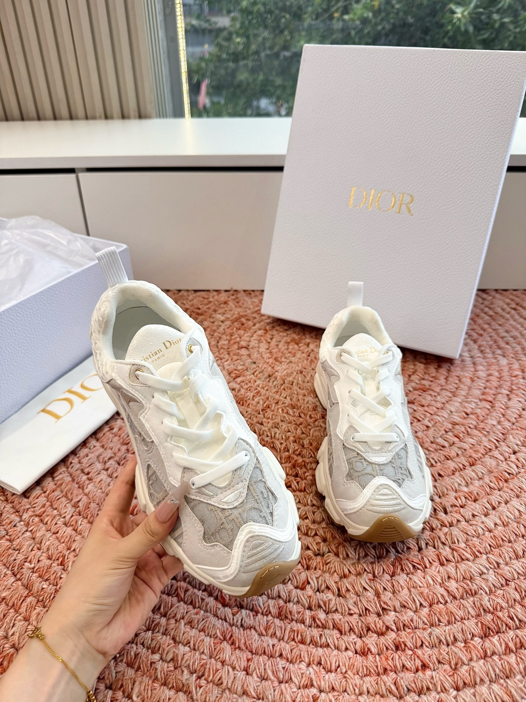 🌾代购级别所即所得G0133C'est Dior 迪奥 新色休闲运动鞋‘以牛皮革刺绣五角星设计轻盈透气。