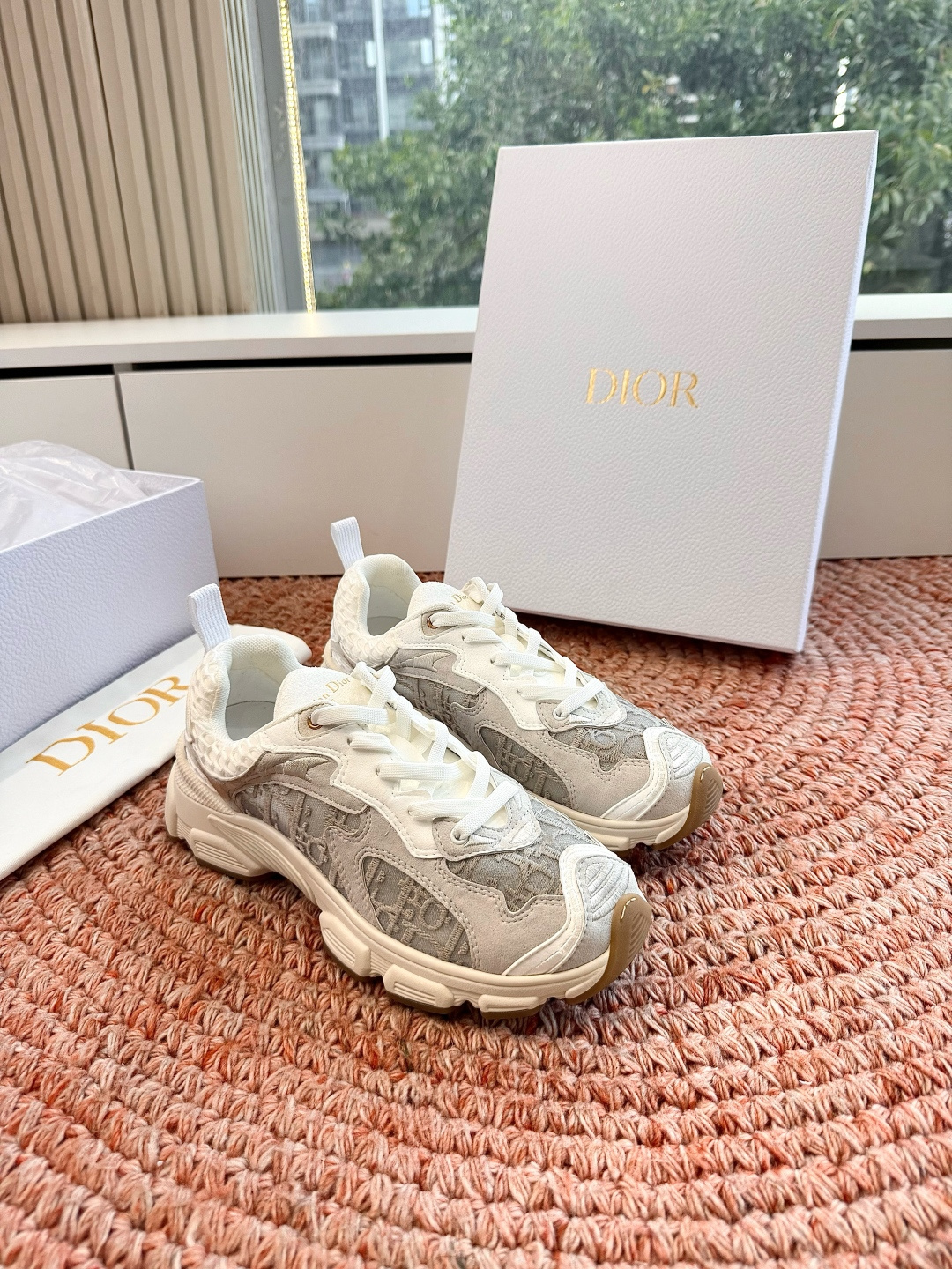 🌾代购级别所即所得G0133C'est Dior 迪奥 新色休闲运动鞋‘以牛皮革刺绣五角星设计轻盈透气。