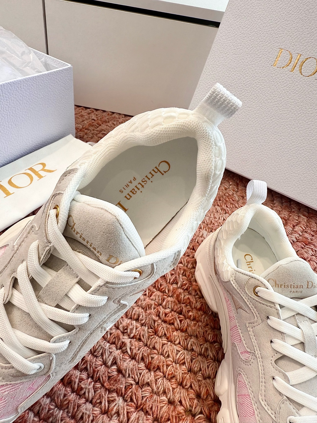 🌾代购级别所即所得G0133C'est Dior 迪奥 新色休闲运动鞋‘以牛皮革刺绣五角星设计轻盈透气。