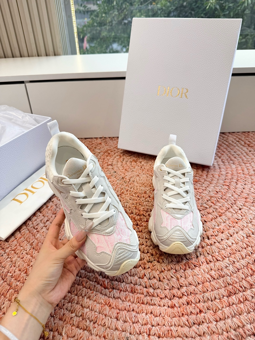 🌾代购级别所即所得G0133C'est Dior 迪奥 新色休闲运动鞋‘以牛皮革刺绣五角星设计轻盈透气。