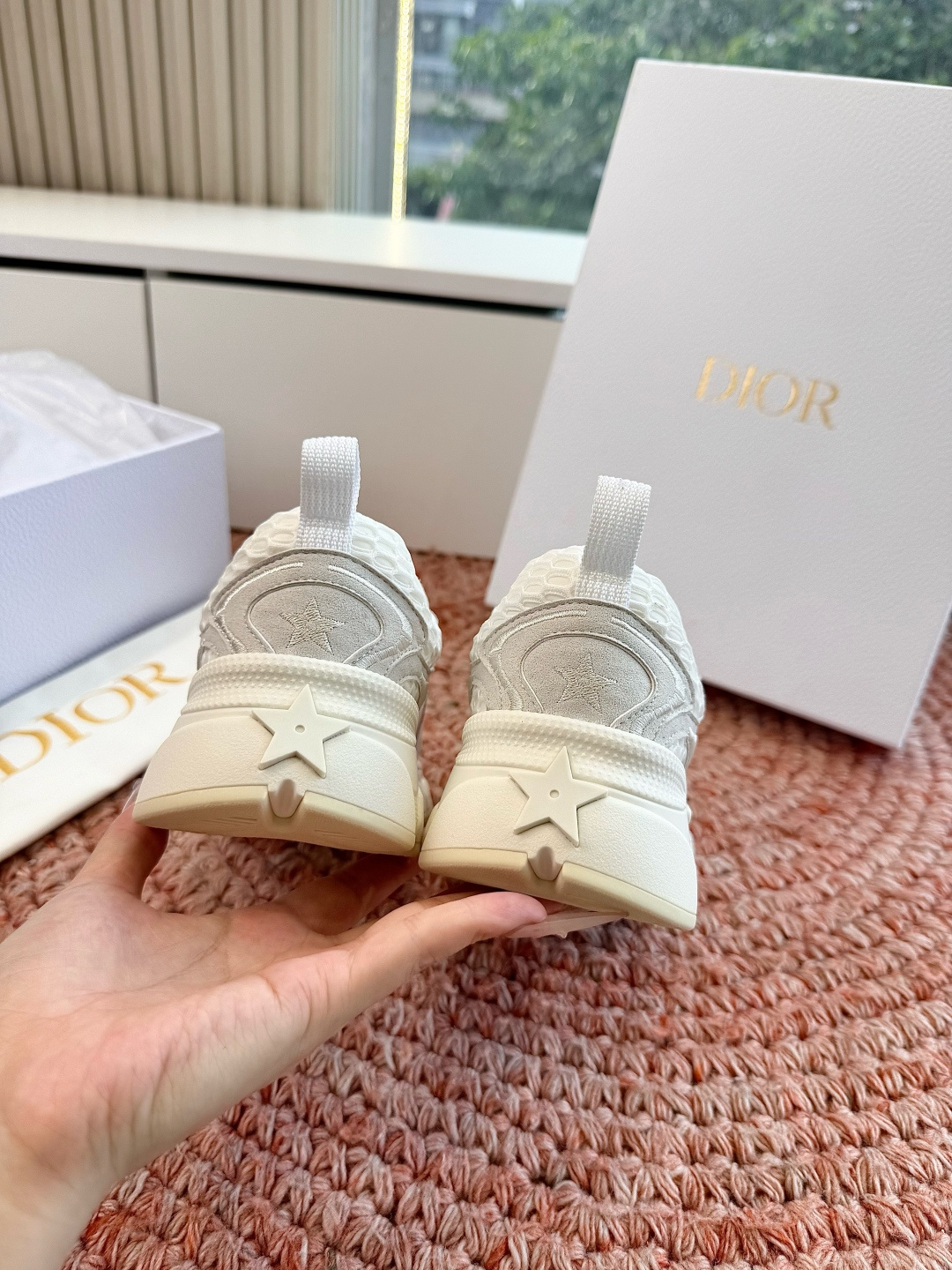 🌾代购级别所即所得G0133C'est Dior 迪奥 新色休闲运动鞋‘以牛皮革刺绣五角星设计轻盈透气。