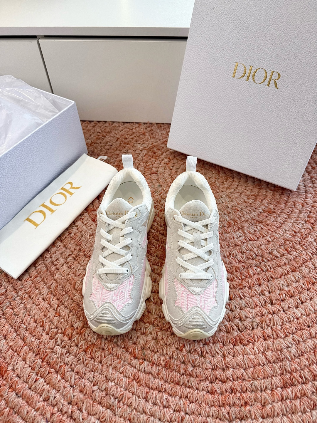 🌾代购级别所即所得G0133C'est Dior 迪奥 新色休闲运动鞋‘以牛皮革刺绣五角星设计轻盈透气。