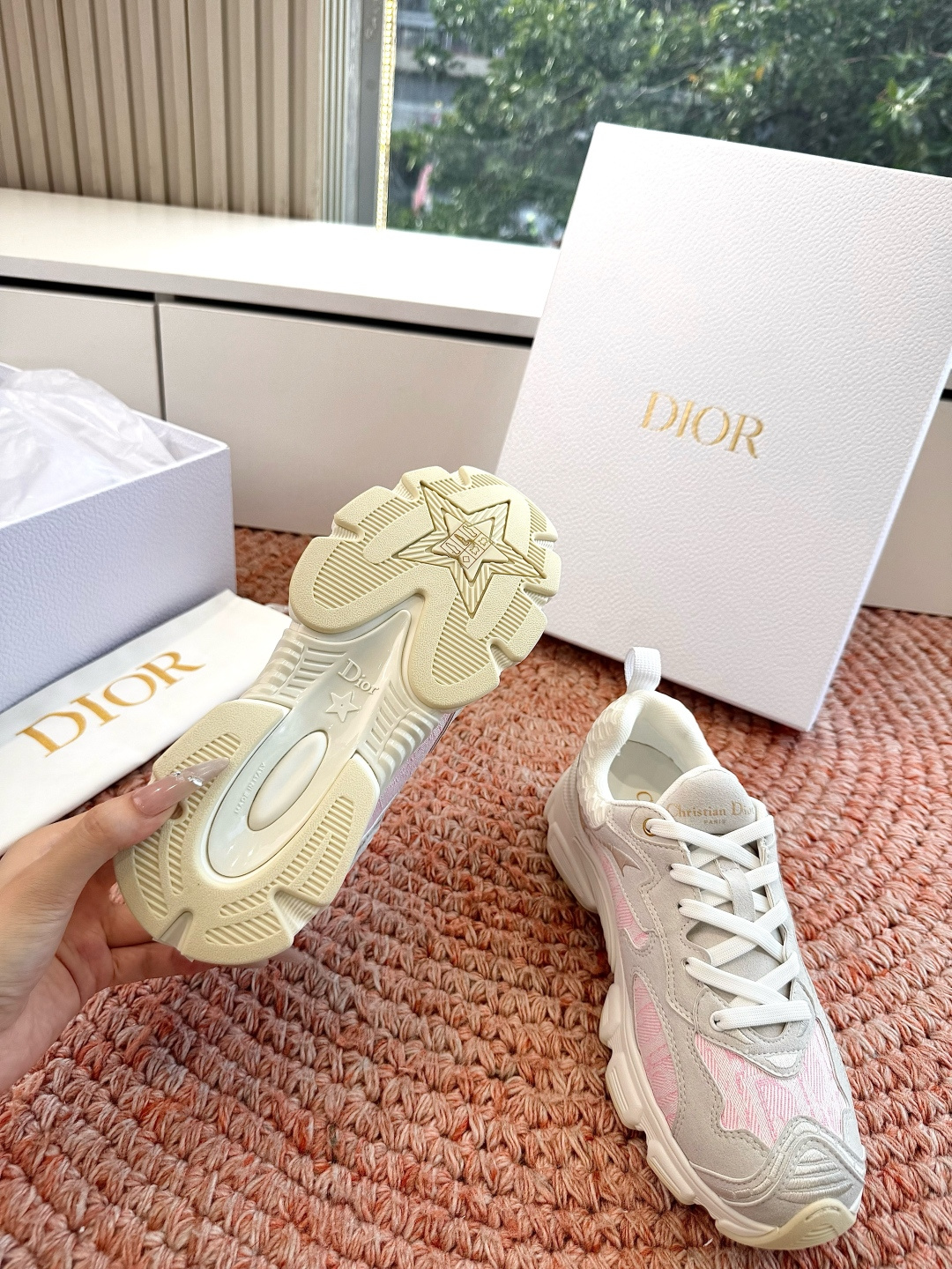 🌾代购级别所即所得G0133C'est Dior 迪奥 新色休闲运动鞋‘以牛皮革刺绣五角星设计轻盈透气。