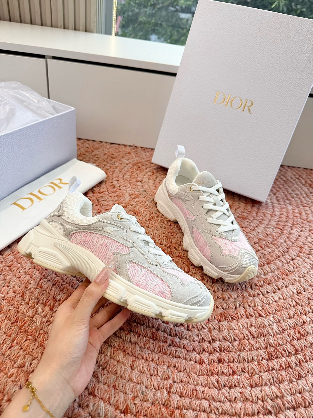 🌾代购级别所即所得G0133C'est Dior 迪奥 新色休闲运动鞋‘以牛皮革刺绣五角星设计轻盈透气。