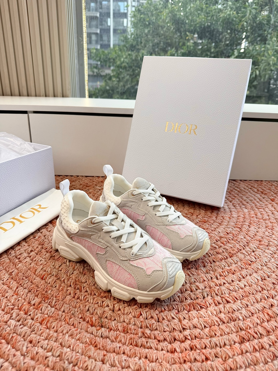 🌾代购级别所即所得G0133C'est Dior 迪奥 新色休闲运动鞋‘以牛皮革刺绣五角星设计轻盈透气。