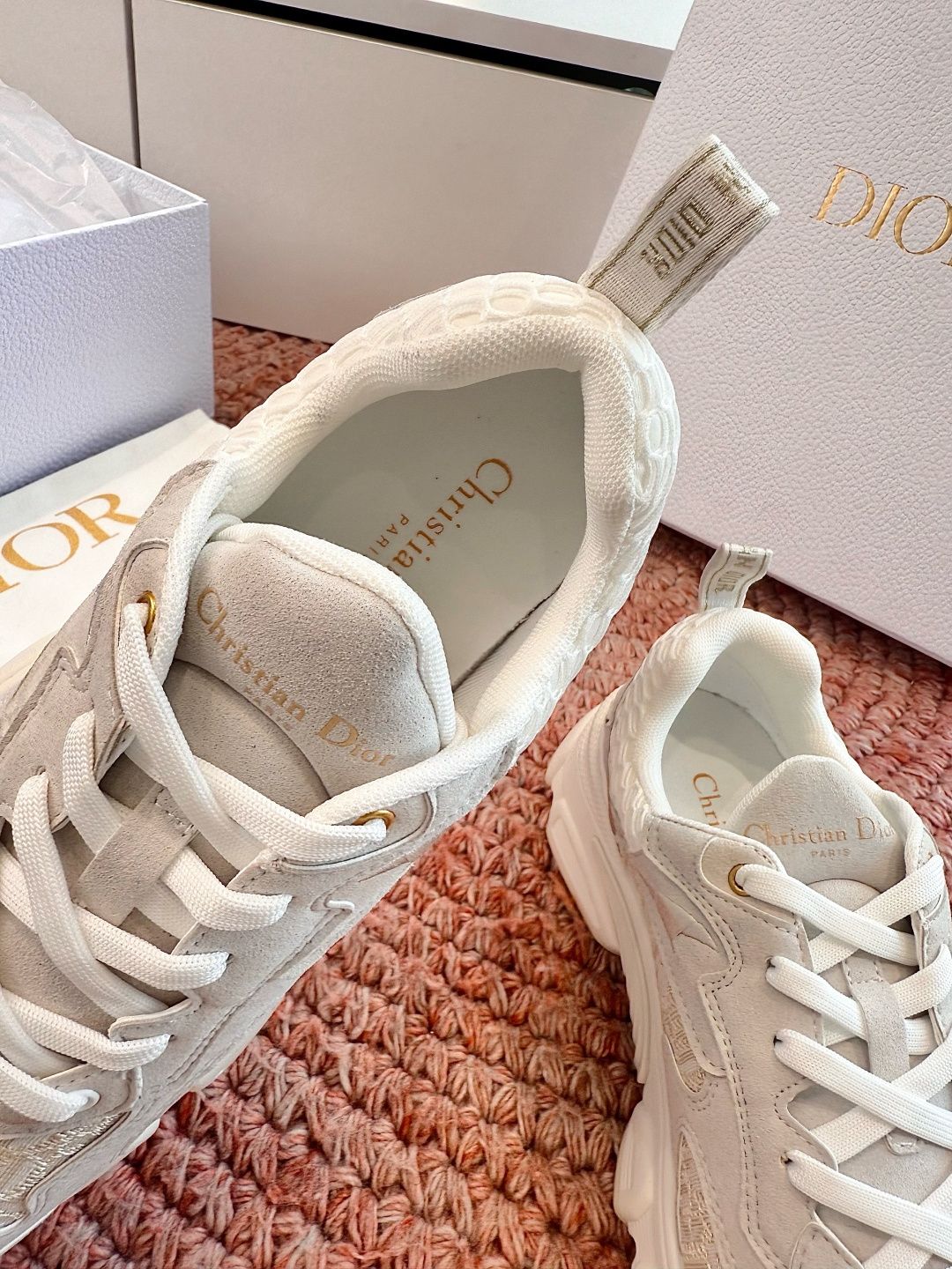 🌾代购级别所即所得G0133C'est Dior 迪奥 新色休闲运动鞋‘以牛皮革刺绣五角星设计轻盈透气。