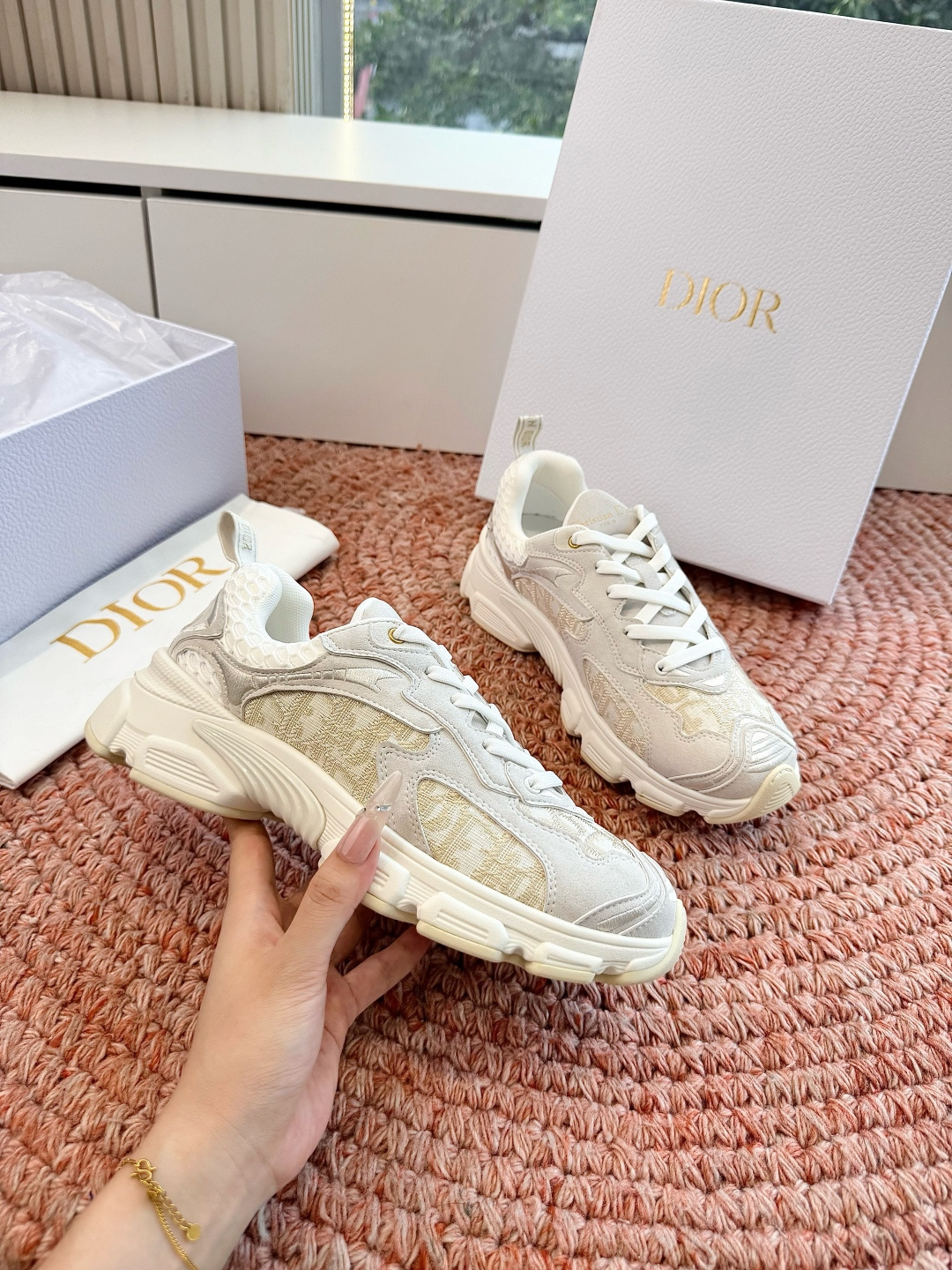 🌾代购级别所即所得G0133C'est Dior 迪奥 新色休闲运动鞋‘以牛皮革刺绣五角星设计轻盈透气。