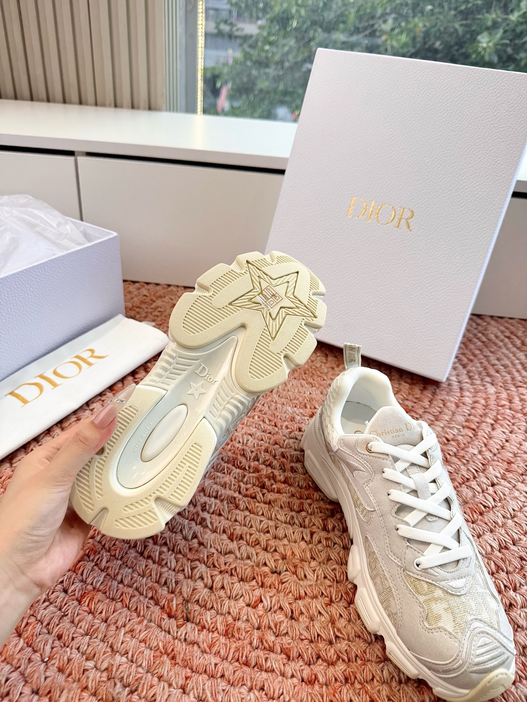 🌾代购级别所即所得G0133C'est Dior 迪奥 新色休闲运动鞋‘以牛皮革刺绣五角星设计轻盈透气。