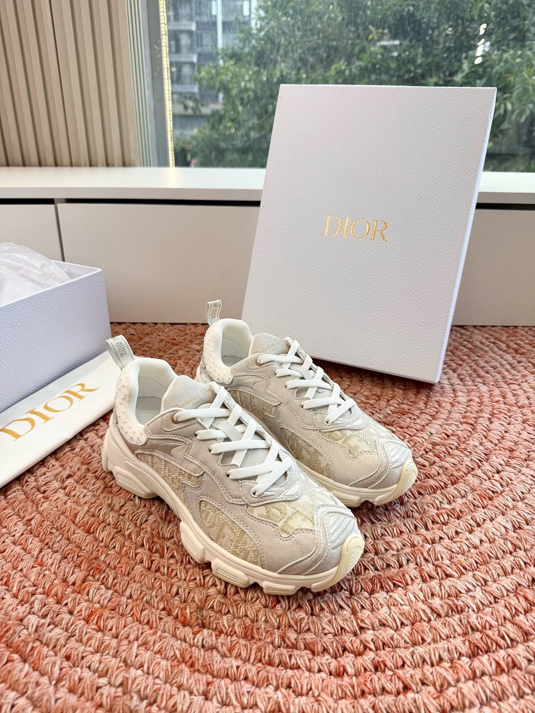 🌾代购级别所即所得G0133C'est Dior 迪奥 新色休闲运动鞋‘以牛皮革刺绣五角星设计轻盈透气。