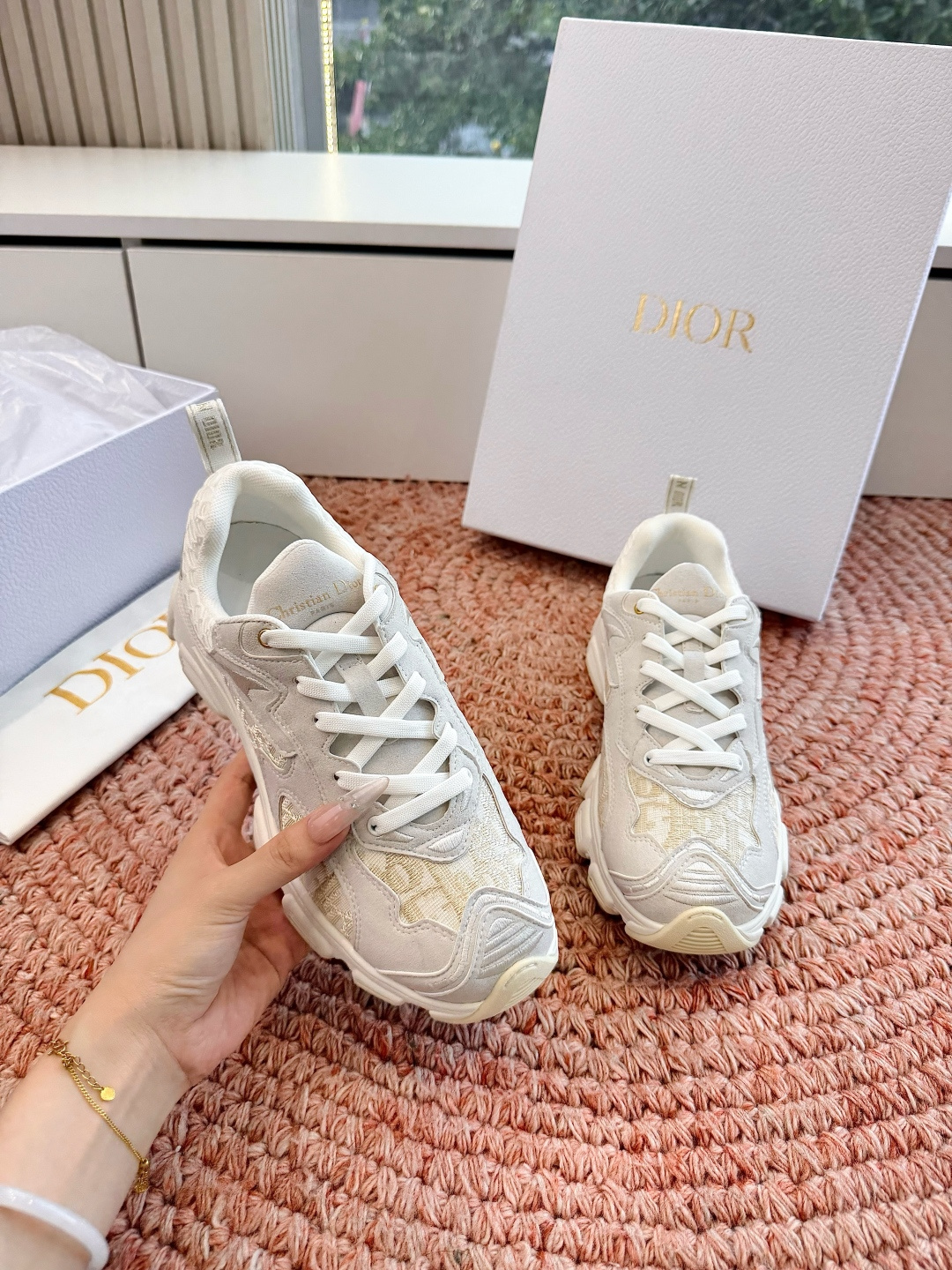 🌾代购级别所即所得G0133C'est Dior 迪奥 新色休闲运动鞋‘以牛皮革刺绣五角星设计轻盈透气。