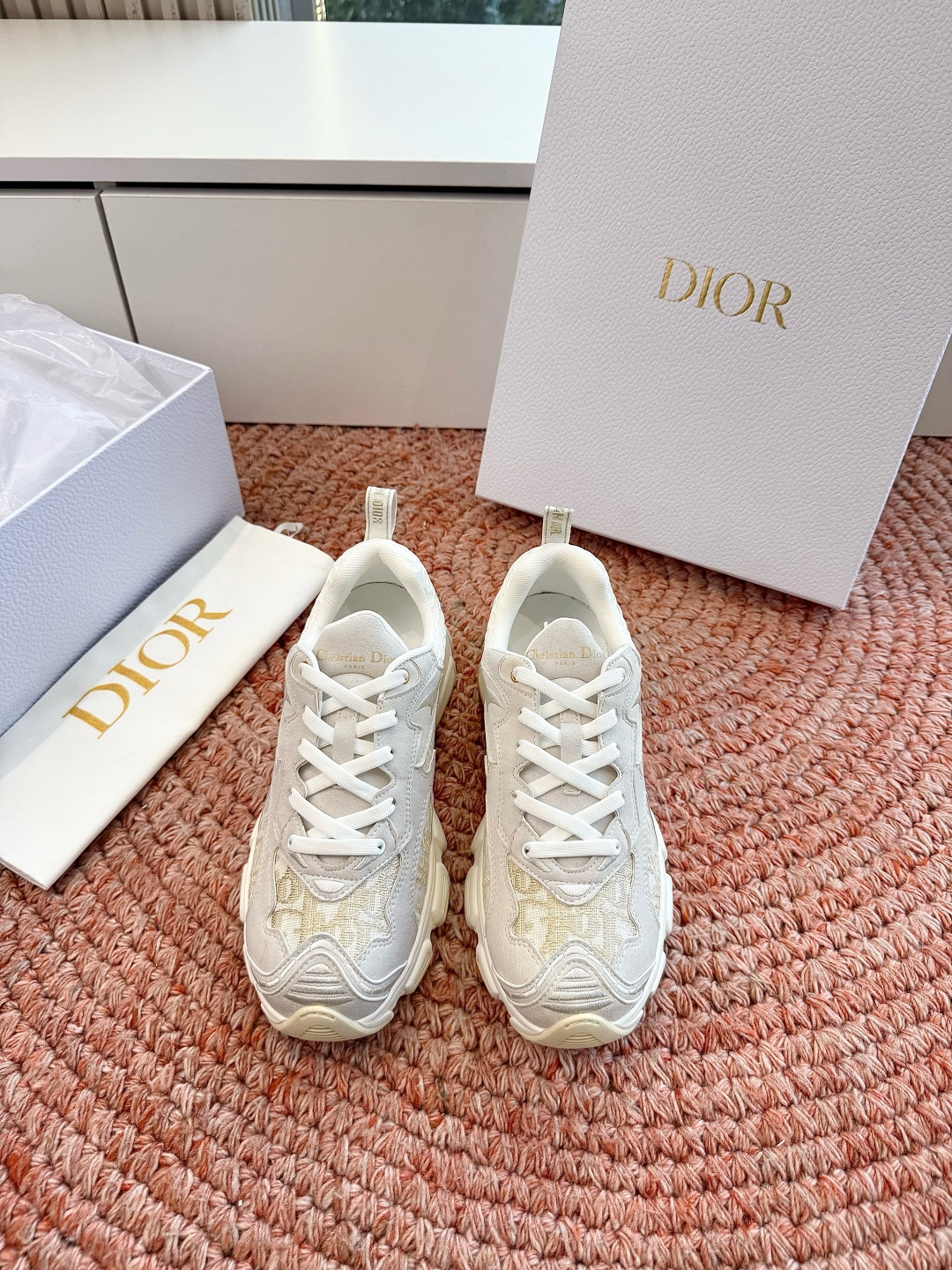 🌾代购级别所即所得G0133C'est Dior 迪奥 新色休闲运动鞋‘以牛皮革刺绣五角星设计轻盈透气。