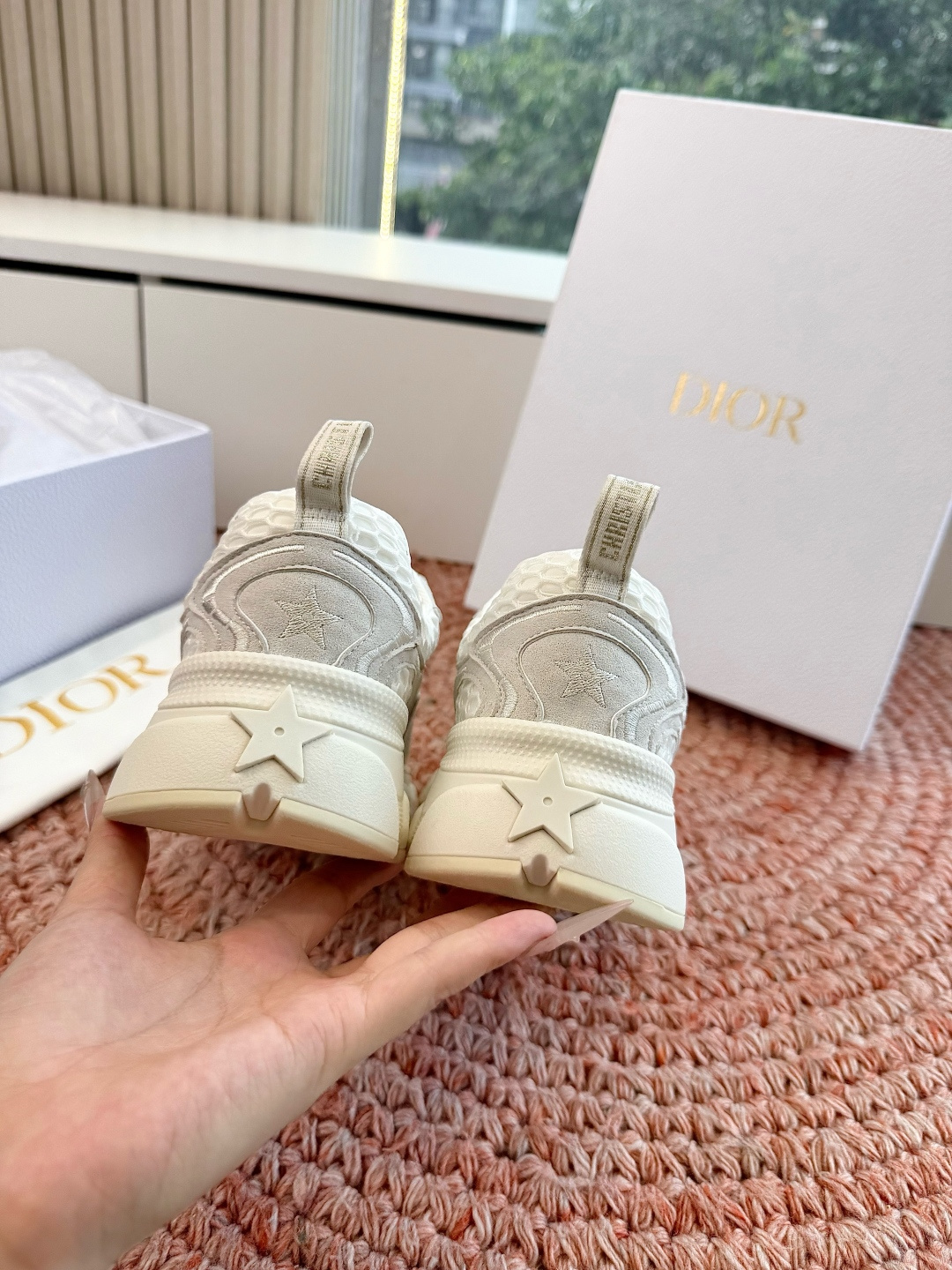 🌾代购级别所即所得G0133C'est Dior 迪奥 新色休闲运动鞋‘以牛皮革刺绣五角星设计轻盈透气。