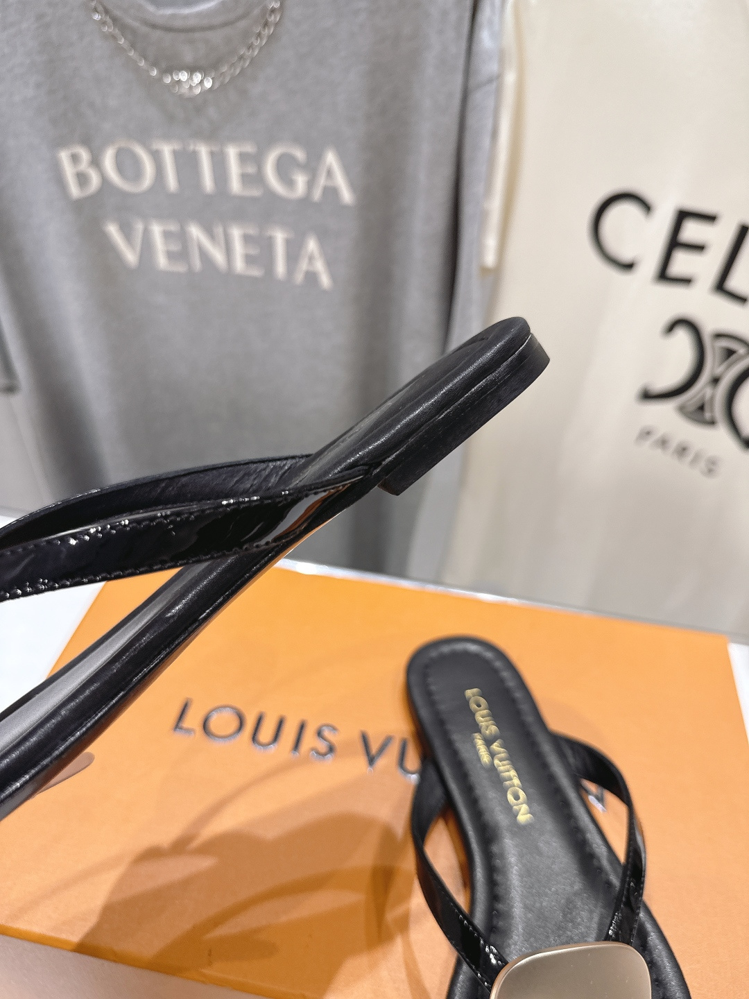 高版本出厂  Louis Vuitton ss25 new arrival LV驴牌夏季新款平底夹脚拖鞋