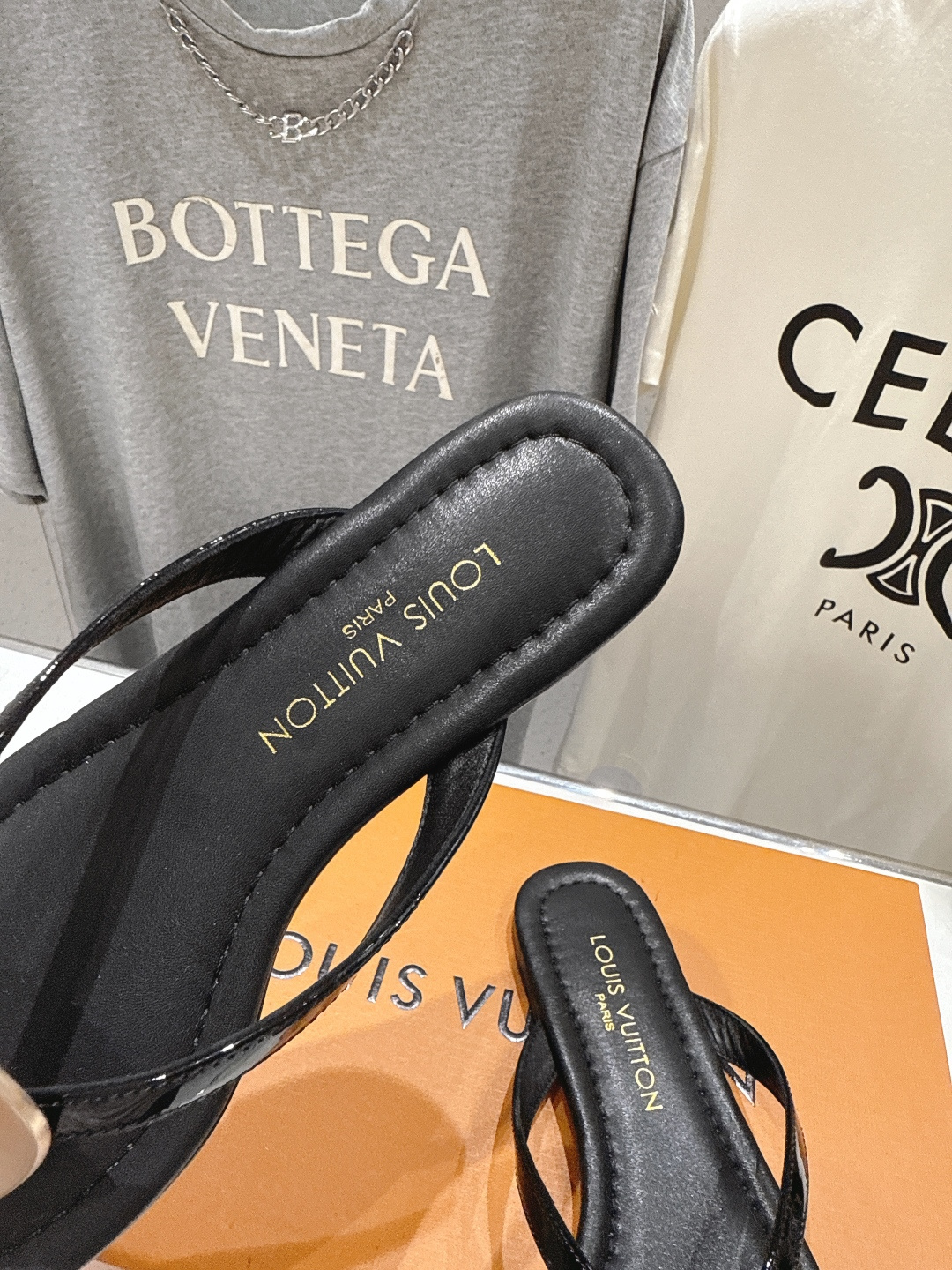 高版本出厂  Louis Vuitton ss25 new arrival LV驴牌夏季新款平底夹脚拖鞋