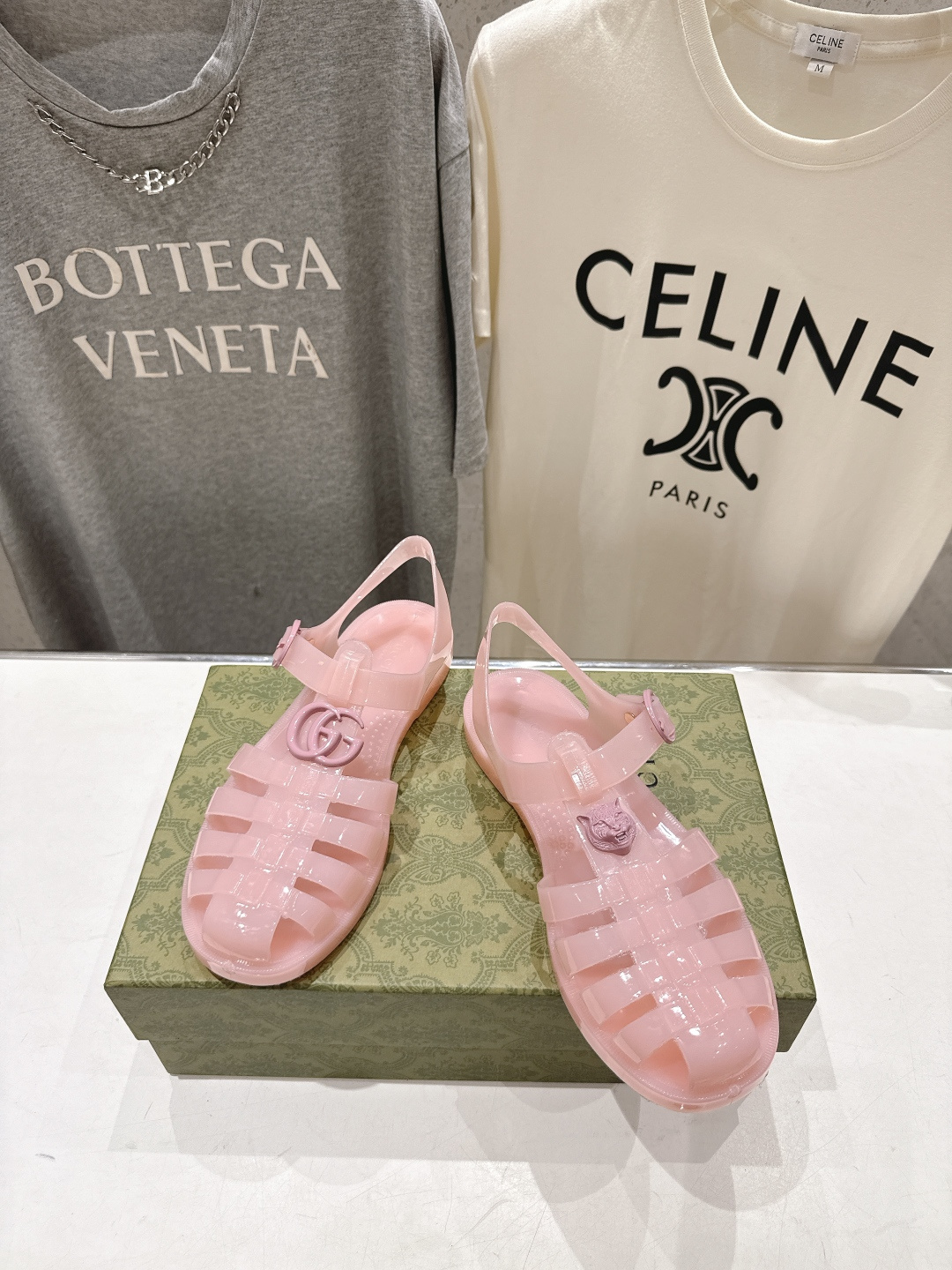 高版本出厂 Gucci*古驰 G家F036 2026ss夏季爆款平底沙滩凉鞋,在这个IN时代必备的凉鞋 高版本出厂 Gucci*古驰 G家F036 2026ss夏季爆款平底沙滩凉鞋,在这个IN时代必备的凉鞋