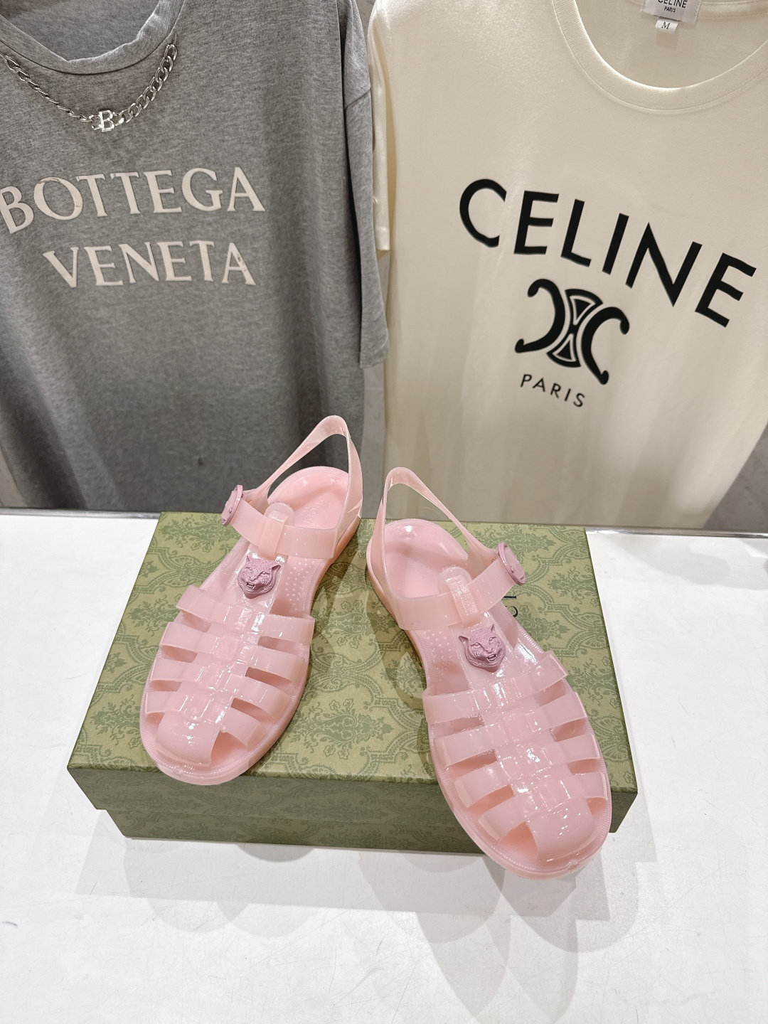 高版本出厂 Gucci*古驰 G家F036 2026ss夏季爆款平底沙滩凉鞋,在这个IN时代必备的凉鞋 高版本出厂 Gucci*古驰 G家F036 2026ss夏季爆款平底沙滩凉鞋,在这个IN时代必备的凉鞋