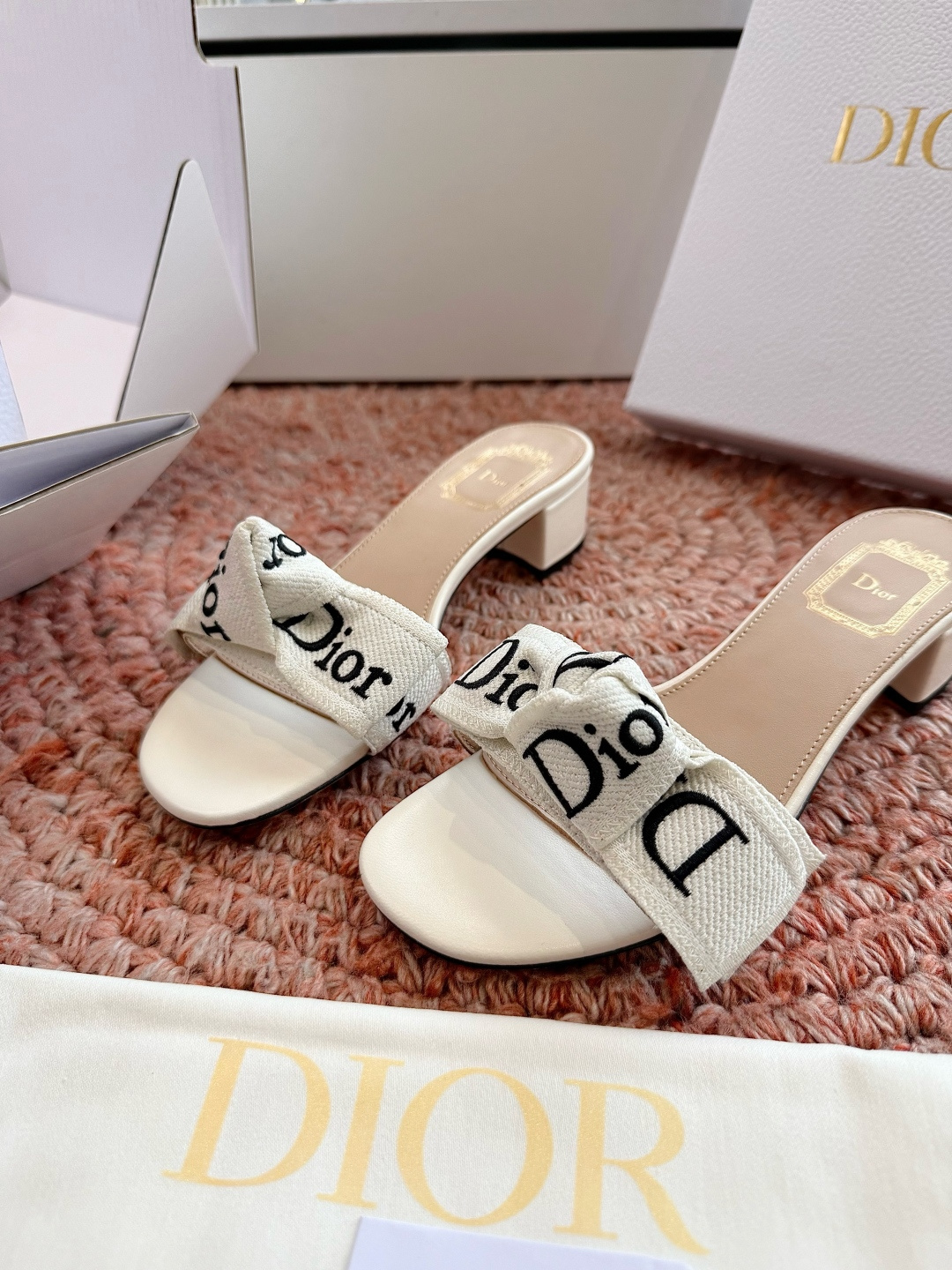 🌾G072顶级品质Dior/迪奥26WF早春新蝴蝶结编织刺绣拖鞋凉鞋标志性金属D字扣缀于鞋头侧畔哑光鎏金