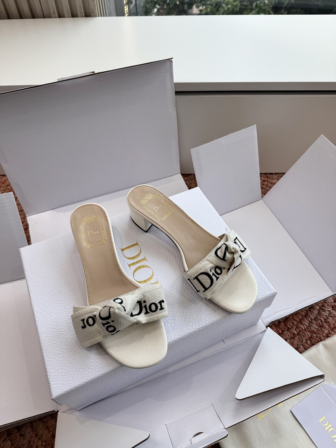 🌾G072顶级品质Dior/迪奥26WF早春新蝴蝶结编织刺绣拖鞋凉鞋标志性金属D字扣缀于鞋头侧畔哑光鎏金