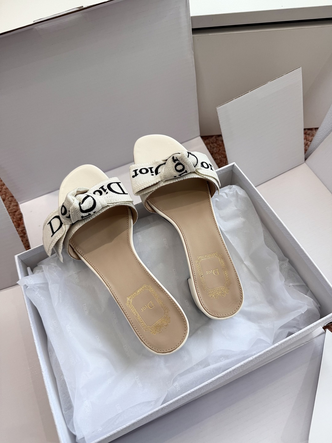 🌾G072顶级品质Dior/迪奥26WF早春新蝴蝶结编织刺绣拖鞋凉鞋标志性金属D字扣缀于鞋头侧畔哑光鎏金