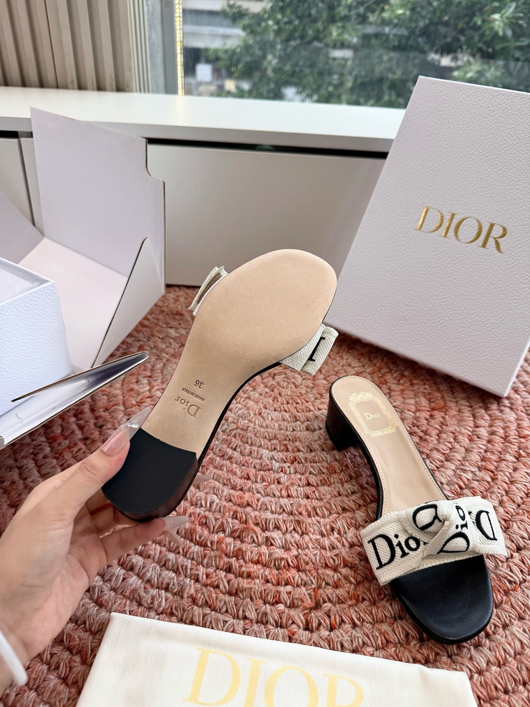 🌾G072顶级品质Dior/迪奥26WF早春新蝴蝶结编织刺绣拖鞋凉鞋标志性金属D字扣缀于鞋头侧畔哑光鎏金