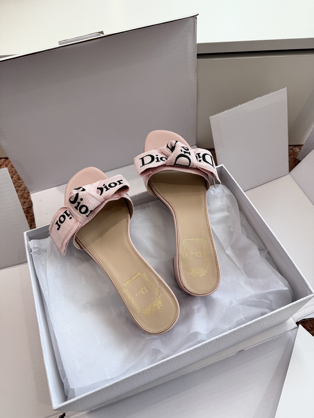🌾G072顶级品质Dior/迪奥26WF早春新蝴蝶结编织刺绣拖鞋凉鞋标志性金属D字扣缀于鞋头侧畔哑光鎏金
