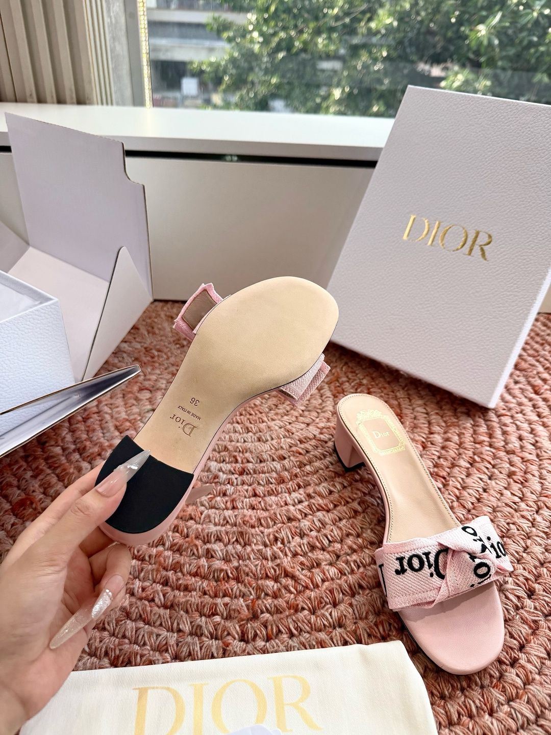 🌾G072顶级品质Dior/迪奥26WF早春新蝴蝶结编织刺绣拖鞋凉鞋标志性金属D字扣缀于鞋头侧畔哑光鎏金