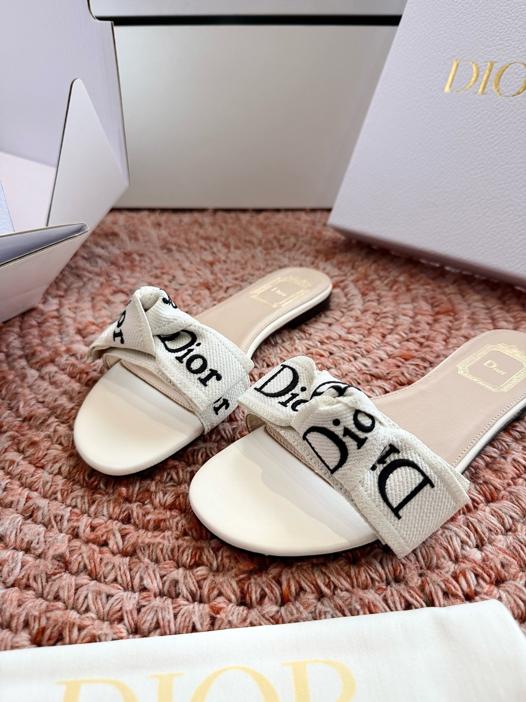 🌾G072顶级品质Dior/迪奥26WF早春新蝴蝶结编织刺绣拖鞋凉鞋标志性金属D字扣缀于鞋头侧畔哑光鎏金