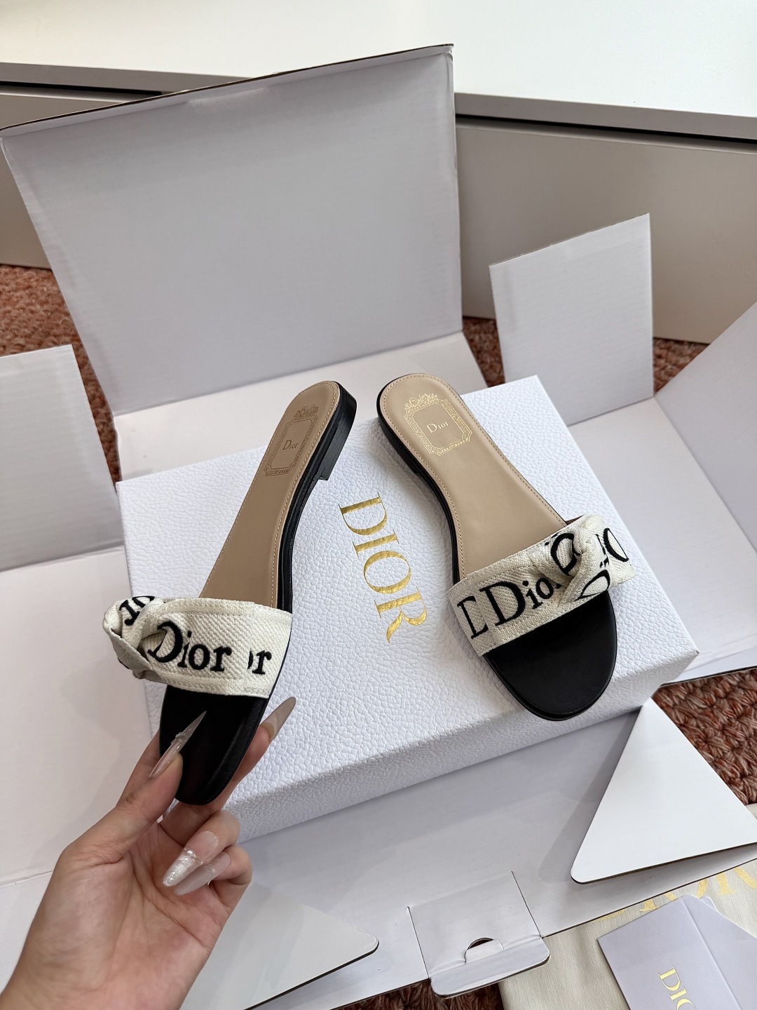 🌾G072顶级品质Dior/迪奥26WF早春新蝴蝶结编织刺绣拖鞋凉鞋标志性金属D字扣缀于鞋头侧畔哑光鎏金
