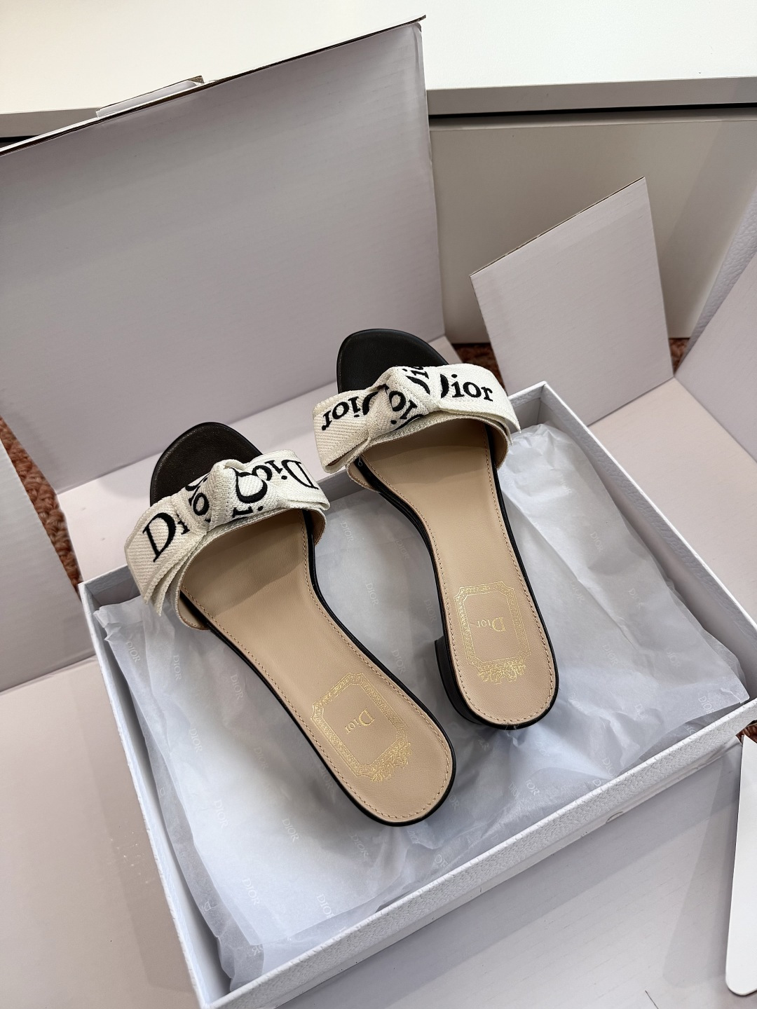 🌾G072顶级品质Dior/迪奥26WF早春新蝴蝶结编织刺绣拖鞋凉鞋标志性金属D字扣缀于鞋头侧畔哑光鎏金
