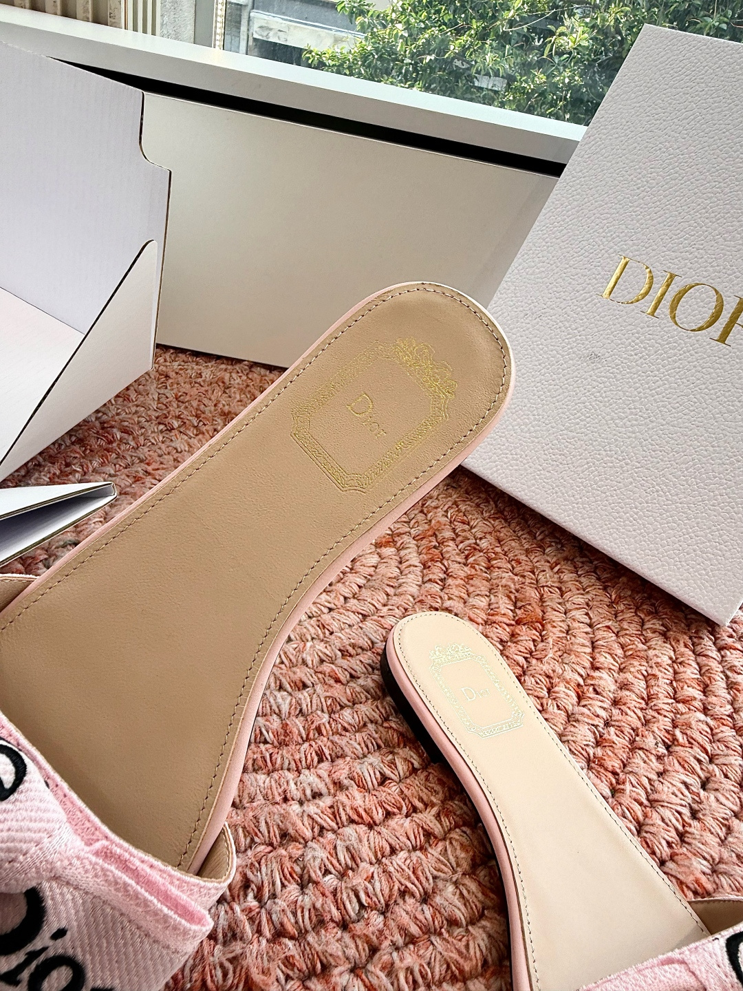 🌾G072顶级品质Dior/迪奥26WF早春新蝴蝶结编织刺绣拖鞋凉鞋标志性金属D字扣缀于鞋头侧畔哑光鎏金