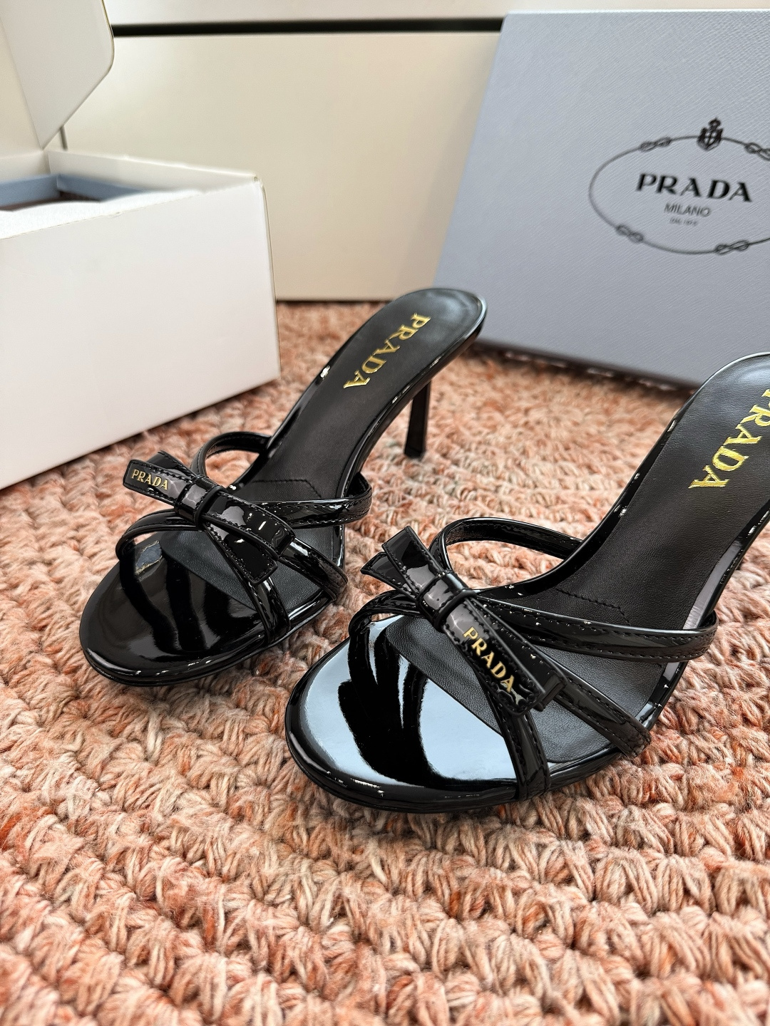 🌾G887😀2026新款 💙Prada 普拉达走秀款复古老钱风凉鞋未来科技感满满 时尚界久违的极简之美 🌾G887😀2026新款 💙Prada 普拉达走秀款复古老钱风凉鞋未来科技感满满 时尚界久违的极简之美