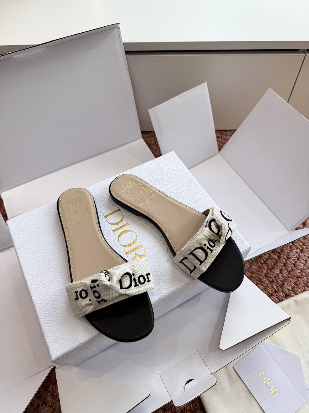 🌾G072顶级品质Dior/迪奥26WF早春新蝴蝶结编织刺绣拖鞋凉鞋标志性金属D字扣缀于鞋头侧畔哑光鎏金
