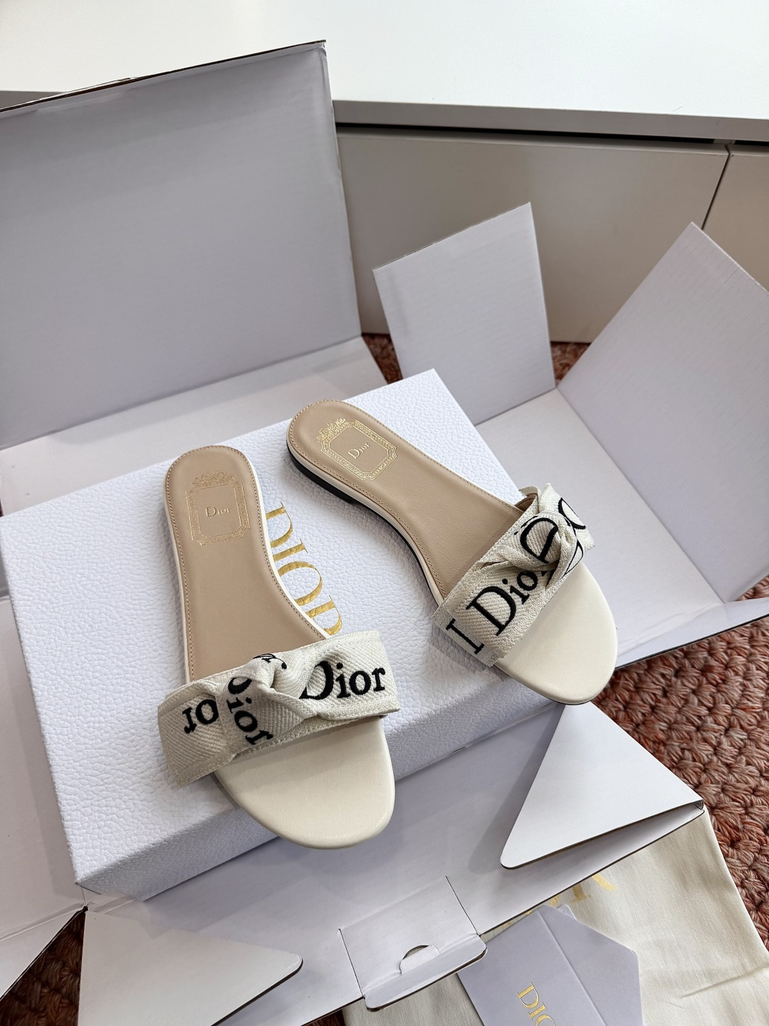 🌾G072顶级品质Dior/迪奥26WF早春新蝴蝶结编织刺绣拖鞋凉鞋标志性金属D字扣缀于鞋头侧畔哑光鎏金