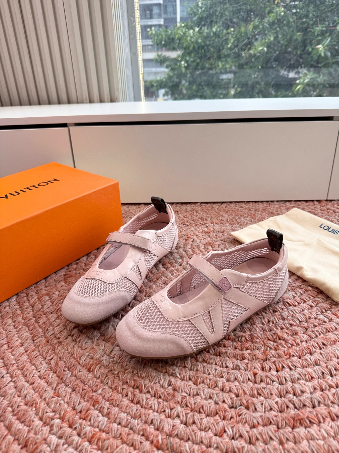 🌾G000所见即所得2026年春夏秀场上推出的 LV Footprint Soccer 芭蕾运动鞋是 P