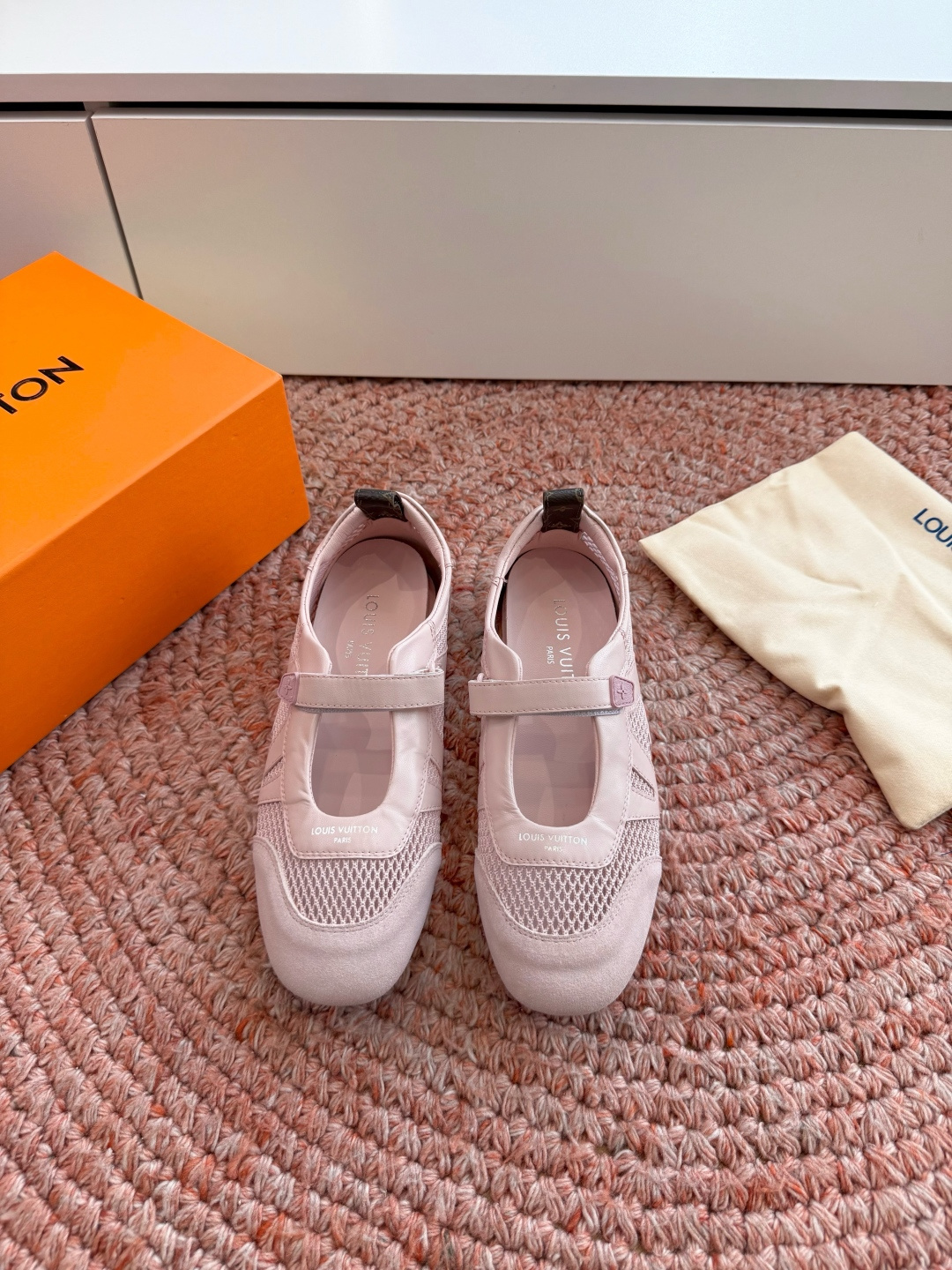 🌾G000所见即所得2026年春夏秀场上推出的 LV Footprint Soccer 芭蕾运动鞋是 P