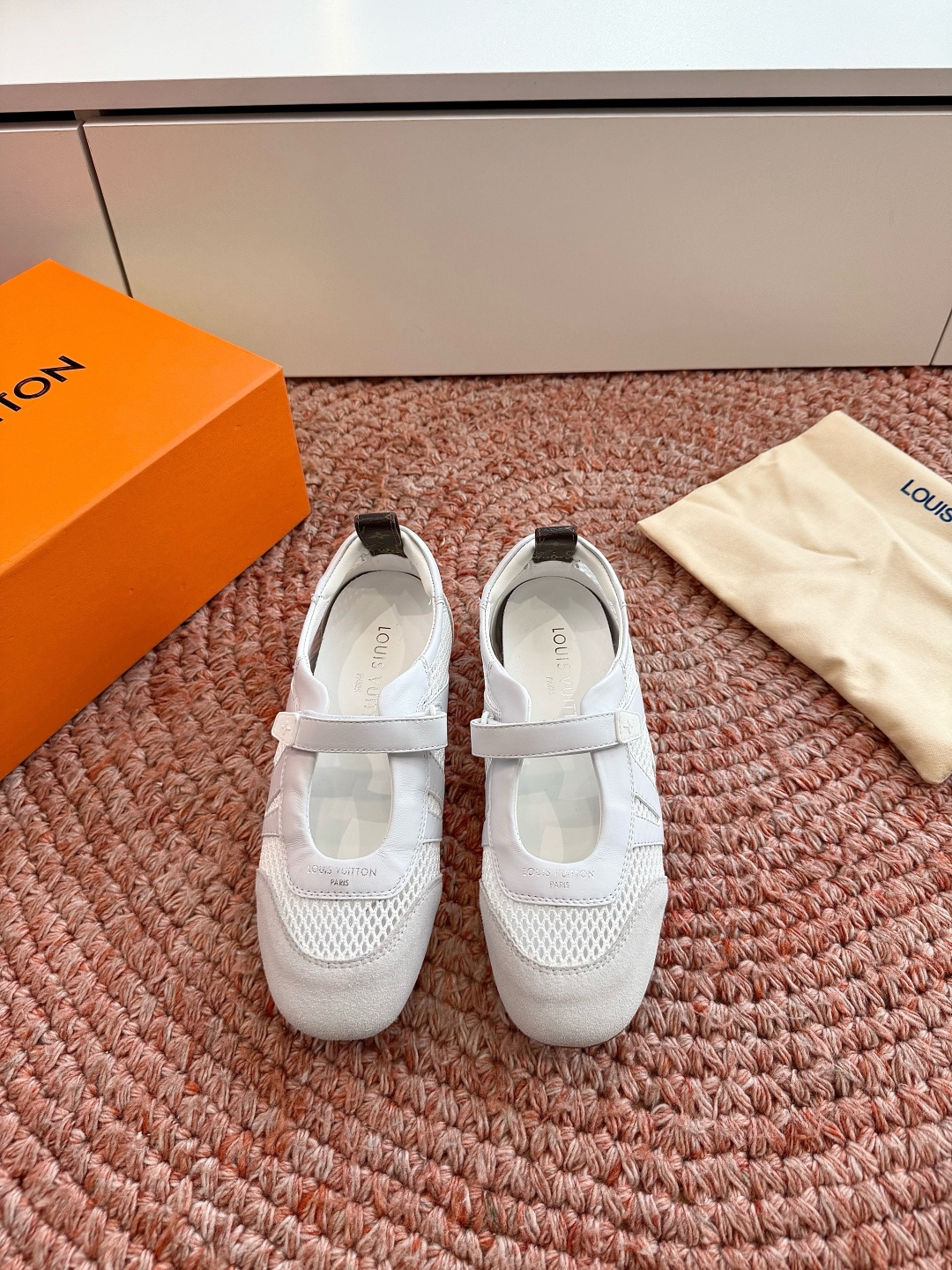 🌾G000所见即所得2026年春夏秀场上推出的 LV Footprint Soccer 芭蕾运动鞋是 P