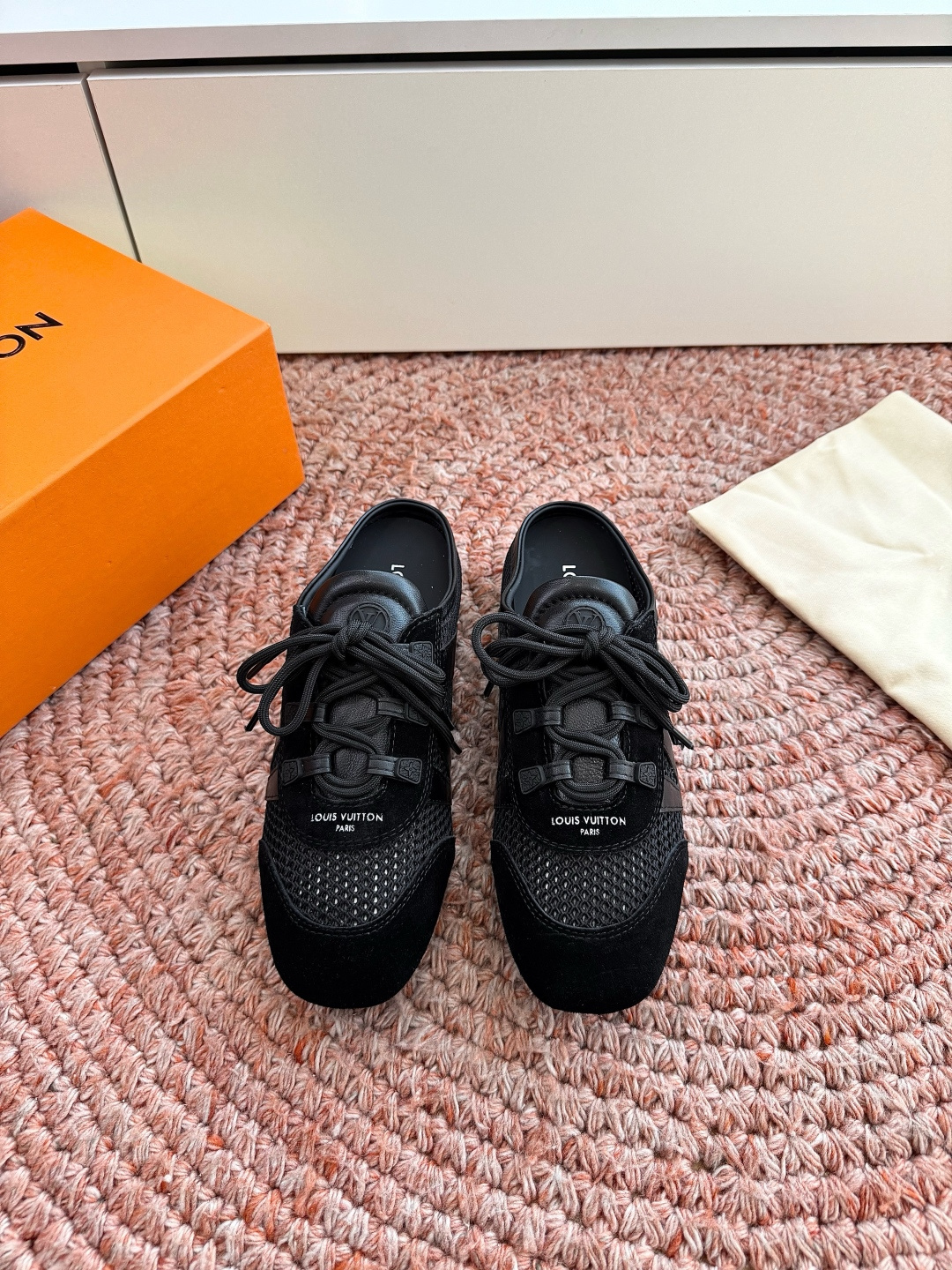 🌾G000所见即所得2026年春夏秀场上推出的 LV Footprint Soccer 芭蕾运动鞋是 P