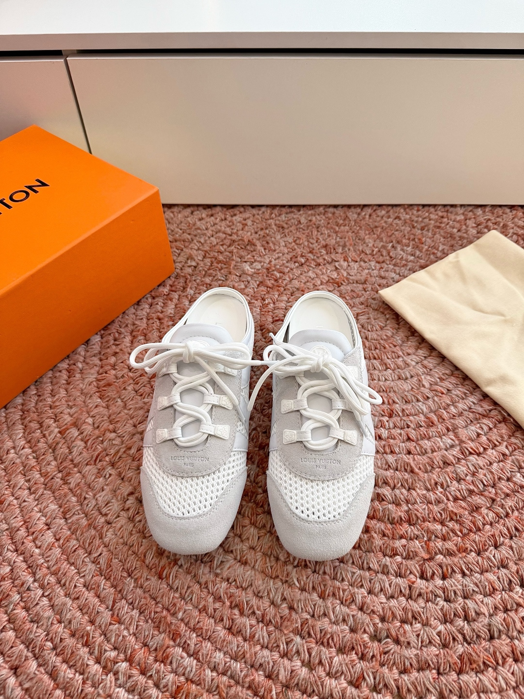 🌾G000所见即所得2026年春夏秀场上推出的 LV Footprint Soccer 芭蕾运动鞋是 P