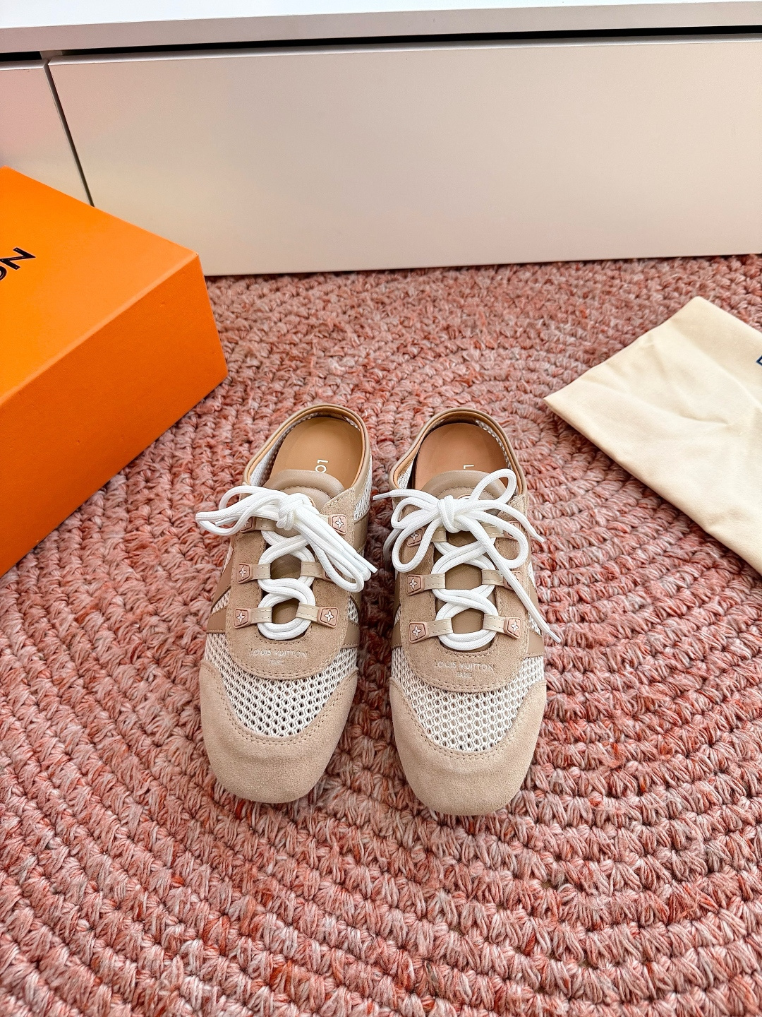 🌾G000所见即所得2026年春夏秀场上推出的 LV Footprint Soccer 芭蕾运动鞋是 P