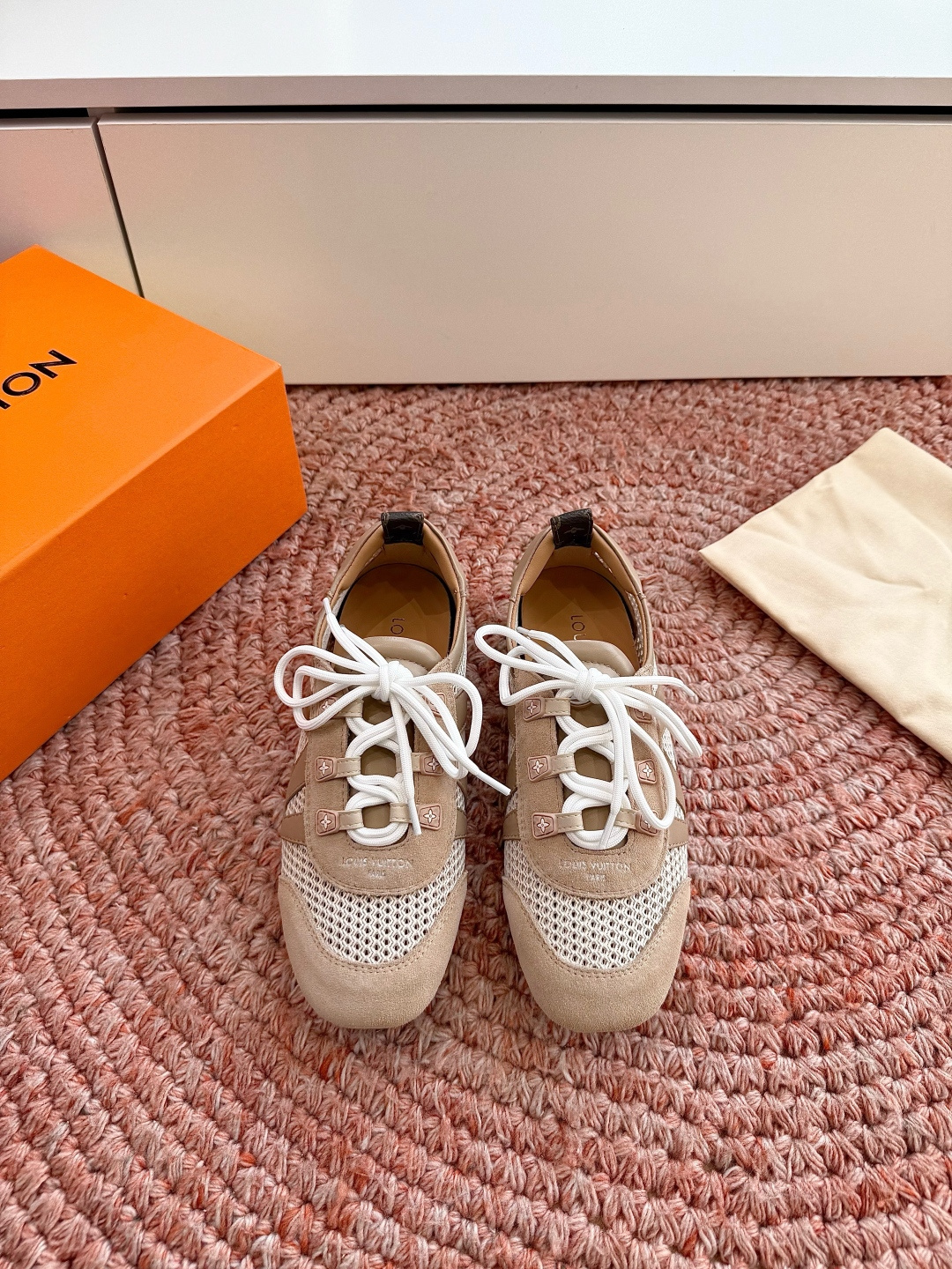 🌾G000所见即所得2026年春夏秀场上推出的 LV Footprint Soccer 芭蕾运动鞋是 P
