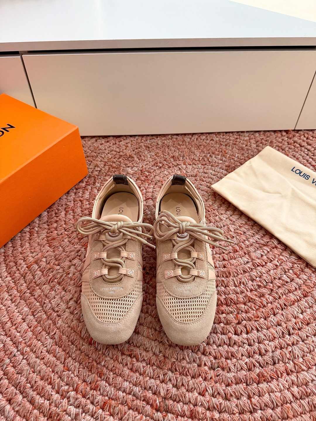 🌾G000所见即所得2026年春夏秀场上推出的 LV Footprint Soccer 芭蕾运动鞋是 P
