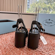 🌾G036顶级prada普拉达2026春夏新款凉鞋系列 三角扣厚底魔术贴拖鞋 全皮高级大气 厚底鞋底搭配 🌾G036顶级prada普拉达2026春夏新款凉鞋系列 三角扣厚底魔术贴拖鞋 全皮高级大气 厚底鞋底搭配