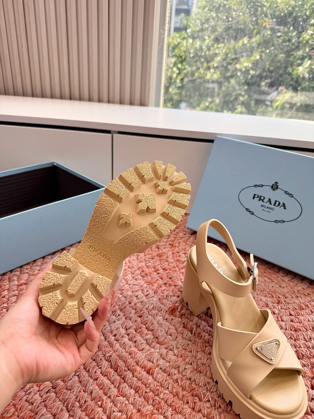 🌾G036顶级prada普拉达2026春夏新款凉鞋系列 三角扣厚底魔术贴拖鞋 全皮高级大气 厚底鞋底搭配 🌾G036顶级prada普拉达2026春夏新款凉鞋系列 三角扣厚底魔术贴拖鞋 全皮高级大气 厚底鞋底搭配