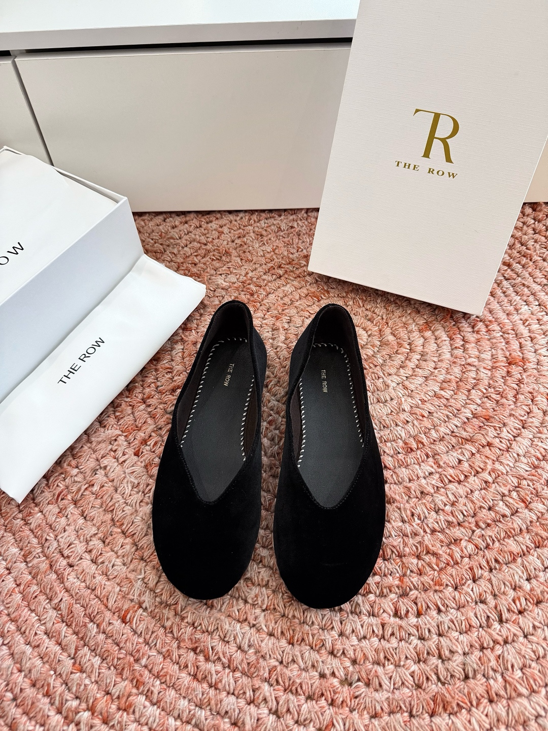 NO:874825,The roe toe-cap slippers from the purchasing agency must be picked up. They have a high-end yet simple feel. In fact, apart from being beautiful, they are so comfortable that you can’t bear to take them off!  Matches jeans, suit trousers, and skirts without any sense of violation. The fabric is original velvet and the soles are original leather soles. Sizes 35-39 (customized at 40.41, non-returnable and non-exchangeable), single shoes, slippers, skirts, jeans, business suit19860909代购级别the roe慕乐包头拖鞋一定要收了它 有一丢高级又简约的感觉其实除了好看以外它的舒适度真的是好穿到舍不得脱下来啦！搭配牛仔裤 西装裤 半身裙都毫无违和感 面料原版丝绒 鞋底原版真皮鞋底 尺码35-39（40.41定制不退不换）,单鞋,slippers,skirts,jeans,business suit,Women's Shoes