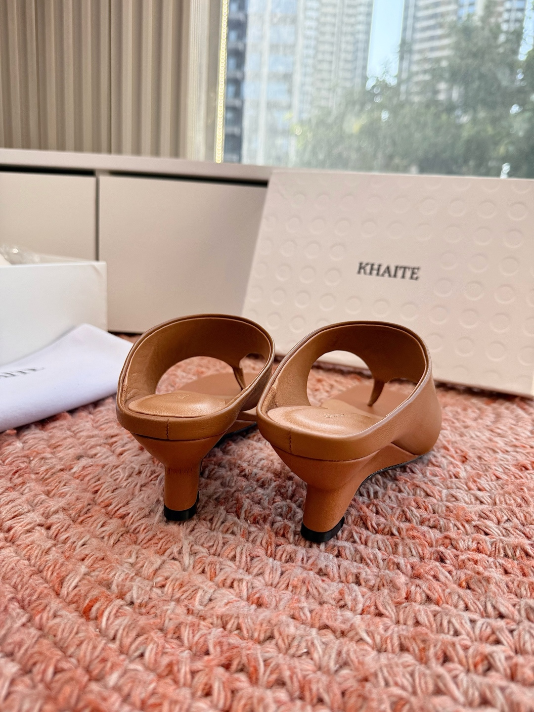 🌾G213顶级品质KHAIT*26ss夏季新款交叉绑带高跟凉鞋这双交叉绑带高跟凉鞋，把品牌标志性的极简美