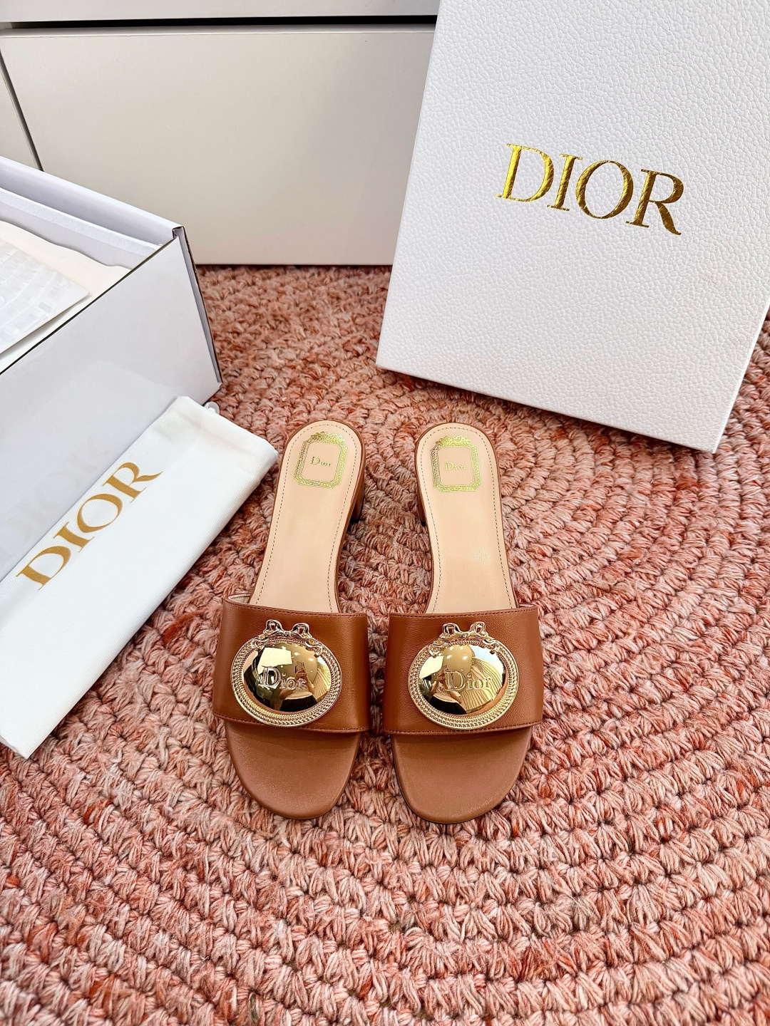 🌾G072顶级品质Dior/迪奥26WF早春新蝴蝶结编织刺绣拖鞋凉鞋标志性金属D字扣缀于鞋头侧畔哑光鎏金