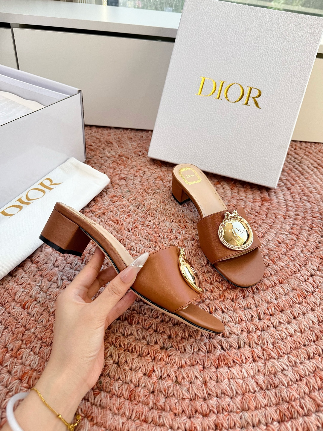 🌾G072顶级品质Dior/迪奥26WF早春新蝴蝶结编织刺绣拖鞋凉鞋标志性金属D字扣缀于鞋头侧畔哑光鎏金