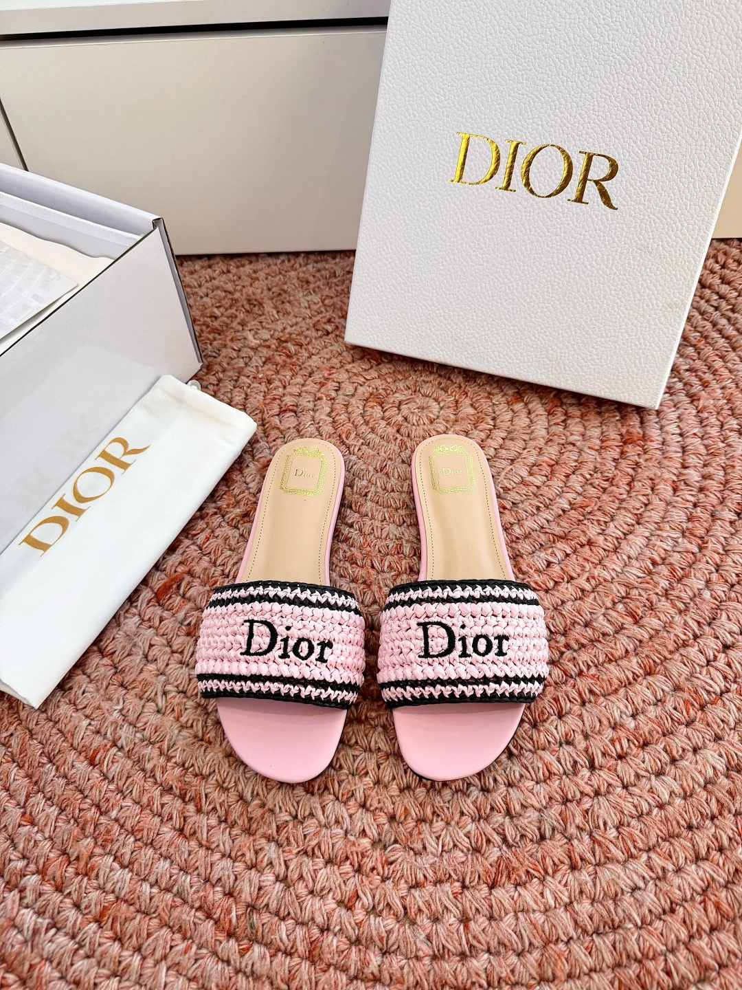 🌾G072顶级品质Dior/迪奥26WF早春新蝴蝶结编织刺绣拖鞋凉鞋标志性金属D字扣缀于鞋头侧畔哑光鎏金