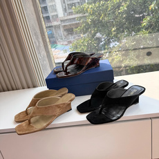 🌾G213顶级品质STUART WEITZMAN26春夏新品SW简易坡跟夹脚人字拖鞋|慵懒贵气的夏日松弛 🌾G213顶级品质STUART WEITZMAN26春夏新品SW简易坡跟夹脚人字拖鞋|慵懒贵气的夏日松弛