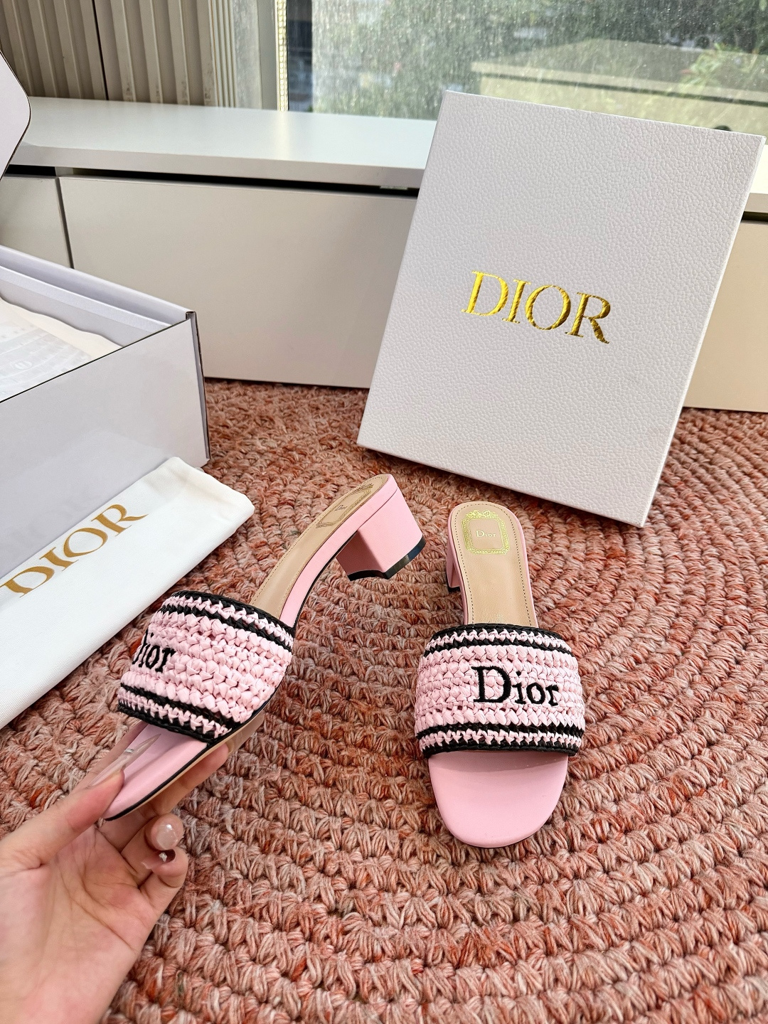 🌾G072顶级品质Dior/迪奥26WF早春新蝴蝶结编织刺绣拖鞋凉鞋标志性金属D字扣缀于鞋头侧畔哑光鎏金